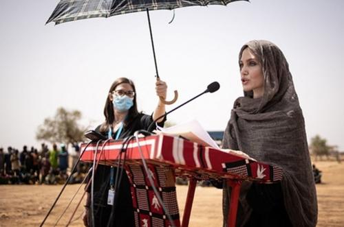 Анджелина Джоли посетила лагерь беженцев в Буркина-Фасо