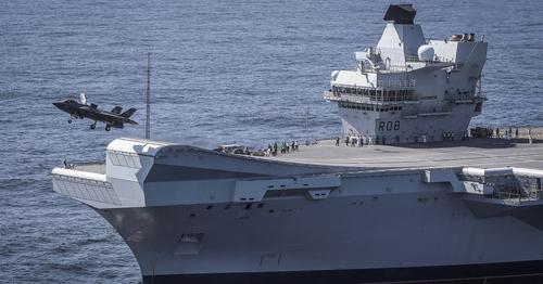 Daily Express: к плывущему британскому авианосцу HMS Queen Elizabeth постоянно приближаются на бреющем полете истребители России  
