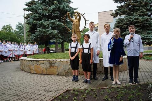 В Челябинске появился памятник, посвященный подвигу врачей в пандемию