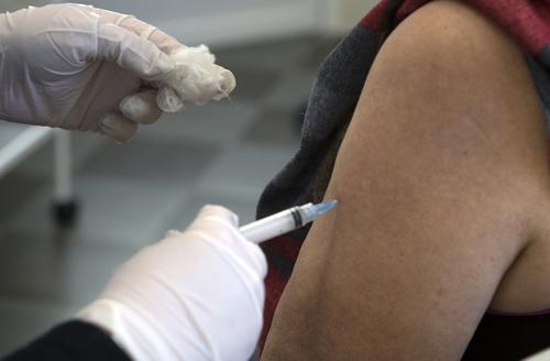 Мурашко заявил, что около 0,5% привитых россиян заражаются коронавирусом