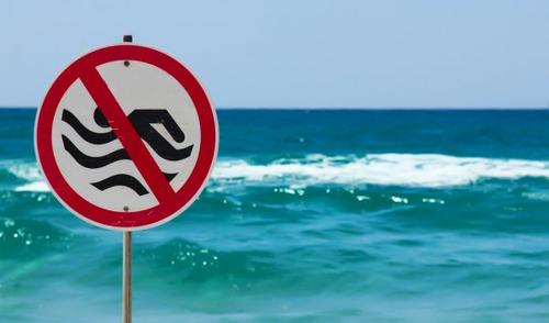 Роспотребнадзор пока не разрешает купаться в море у Ялты и неизвестно сколько ещё продлится запрет  