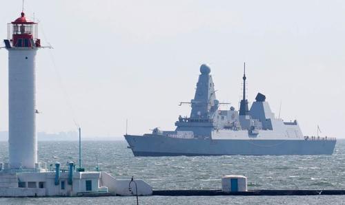 Китай готов встретить британский Defender в Южно-Китайском море