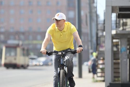 Алексей Текслер прокатился на велосипеде по улицам Челябинска