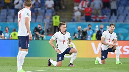 Футболисты сборной Англии продолжают перед игрой преклонять колено, украинцы проигнорировали акцию 