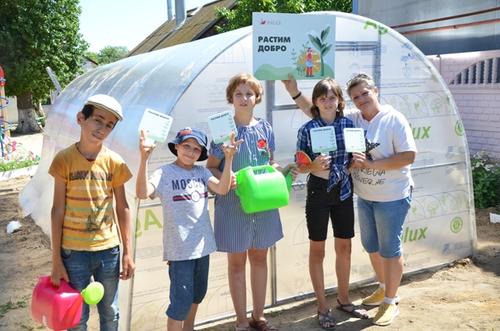 Волонтеры ВгАЗа подарили детям Дубовской школы-интерната теплицу