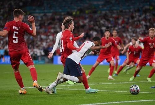 Англия в финале: заслуженно побеждает Данию 2:1