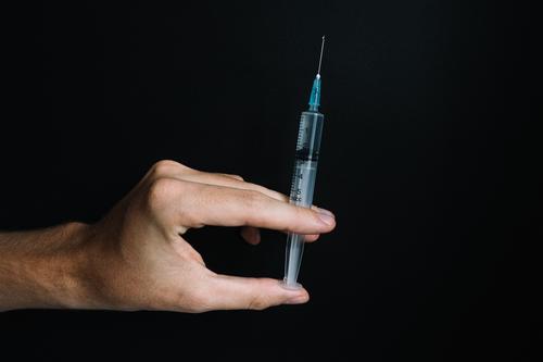 Песков: Россия выступает против политизации в сфере признания вакцин против коронавируса 