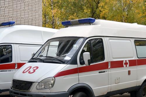 В Новосибирске кроссовер въехал в автобусную остановку и причинил травмы нескольким людям