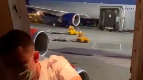 Один из пассажиров задержанного рейса в Шереметьево открыл аварийный люк из-за жары