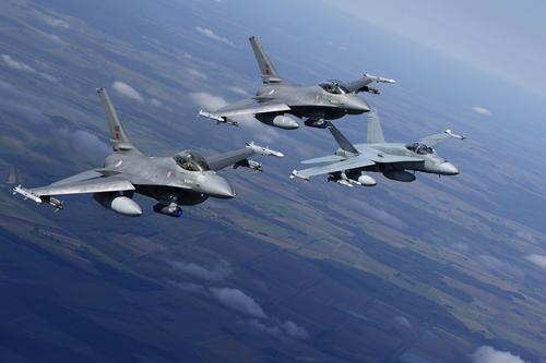 В Болгарию из Италии прилетела треть штатной эскадрильи F-16 ВВС США