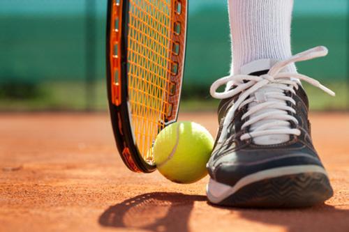 Чем теннисные кроссовки отличаются от обычных и почему они так называются