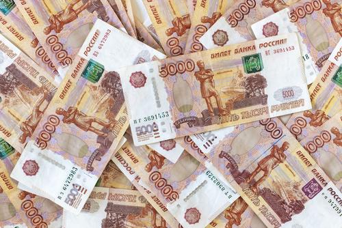 Правительство РФ одобрило выплату в размере 10 тысяч рублей семьям с детьми старше шести лет