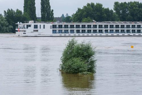 В Германии из-за прорыва дамбы эвакуируют около 700 человек