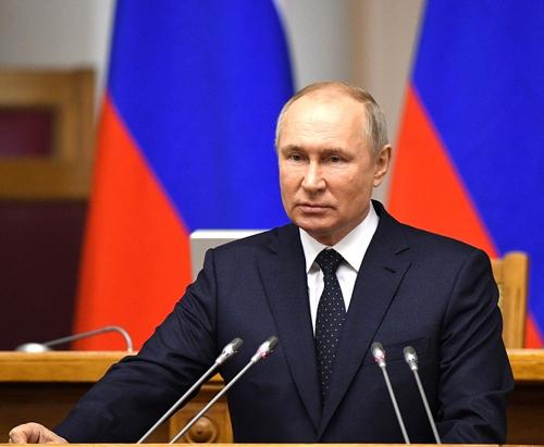 Путин заявил о росте зарплат в реальном выражении и поручил скорректировать показатель по снижению бедности