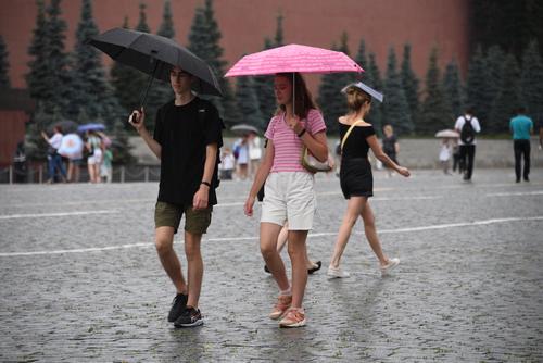 Синоптик Синенков предупредил москвичей о дождях и грозе в понедельник