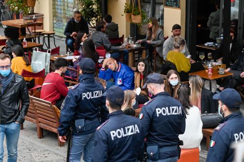 В Италии чиновник застрелил мигранта, который приставал к клиентам местного бара