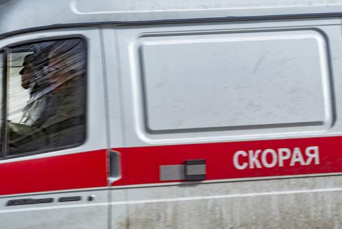 Один человек погиб при столкновении легковой машины и автобуса в Крыму