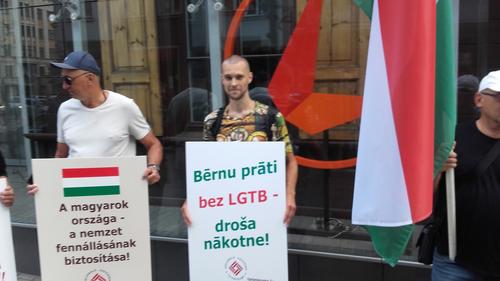Балтийский прайд: в Риге прошел пикет у посольства Венгрии