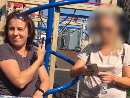 В Петербурге женщина устроила скандал на детской площадке из-за ребят с особенностями развития