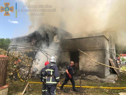 В результате падения спортивного самолета на жилой дом в Ивано-Франковской области Украины погибли четыре человека