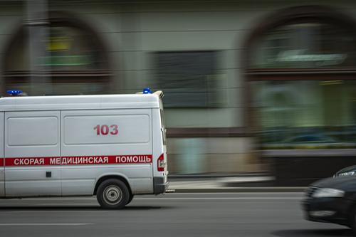 В Москве мальчик на самокате попал под колёса такси и получил травмы головы