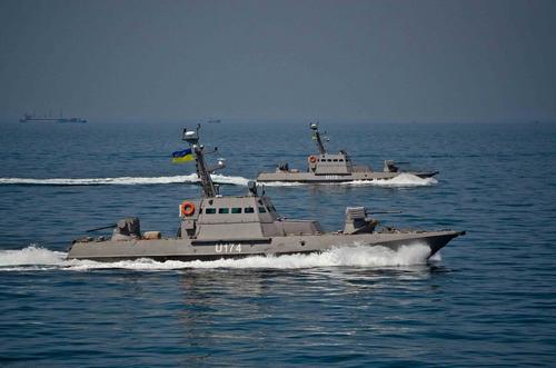 Российские боевые корабли отреагировали на стрельбу украинских катеров в Азовском море 