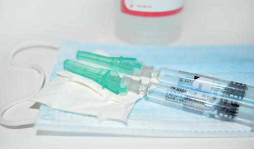 Житель Подмосковья получил осложнения, когда ему дважды вкололи первый компонент прививки