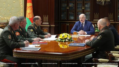 Лукашенко поручил силовикам закрыть каждый метр госграницы Белоруссии, чтобы ни одна нога ступить не смогла