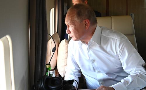 Владимир Путин осмотрел пострадавшие от природных пожаров районы области
