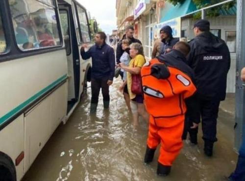 В Анапе с подтопленных территорий эвакуировали 458 человек
