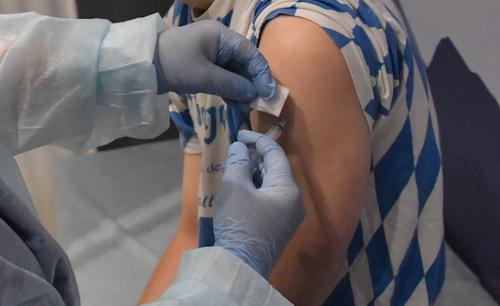 Член ОП Хамзаев предложил премировать медработников, участвующих в вакцинации граждан
