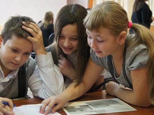 Московских школьников приглашают на шестую смену с педагогами-психологами
