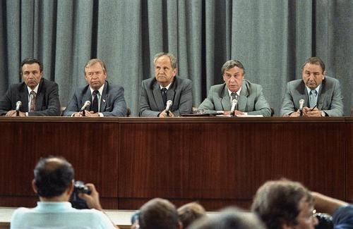Горбачев крыл членов ГКЧП матом, но на прощание пожал всем руки