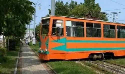 Трамвай с пассажирами сошел с рельсов в Хабаровске