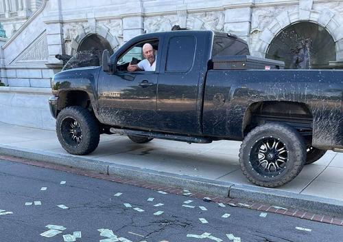 В Вашингтоне мужчина угрожает взорвать свой автомобиль у Капитолия, если с ним не поговорит президент Джо Байден