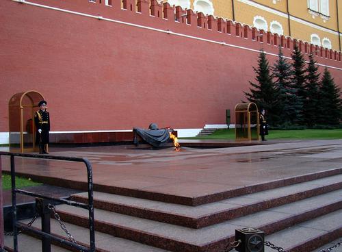Ангела Меркель в Москве перед встречей с Владимиром Путиным возложила венок к Могиле Неизвестного Солдата