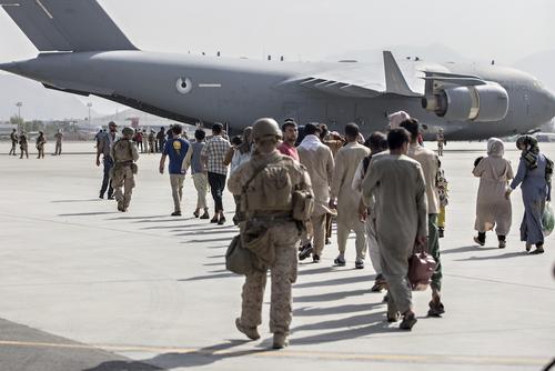 Журналисты сообщили, что в аэропорту Кабула после перестрелки вспыхнул пожар