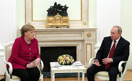 Politico: Зеленский мог попытаться помешать переговорам Меркель с Путиным, позвонив ей во время встречи