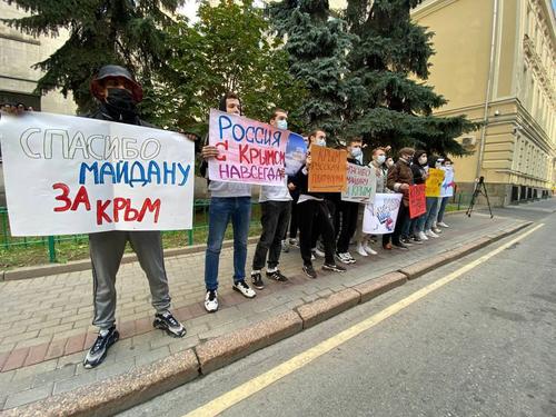 Акция в знак протеста против «Крымской платформы» прошла у посольства Украины в Москве
