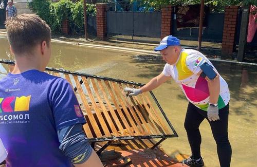 Члены СМД ЗСК помогли жителям Анапы справиться с последствиями наводнения