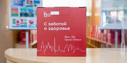 Московские пенсионеры получили почти 90 тысяч подарочных наборов после вакцинации