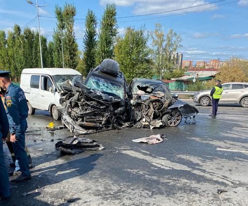 В Тюмени в результате массовой аварии на мосту загорелся автомобиль 