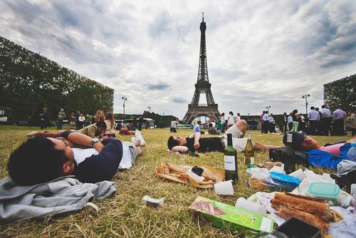Французы устроили пикники возле пустующих ресторанов, где требуют «ковидные паспорта»