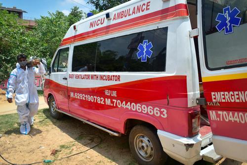 За сутки в Индии двенадцать детей скончались от неизвестной вирусной лихорадки