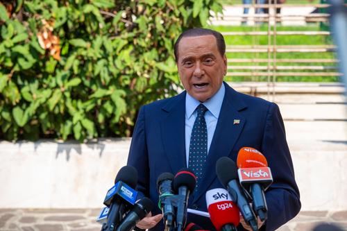 Бывший премьер Италии Берлускони поступил в больницу Милана для обследования