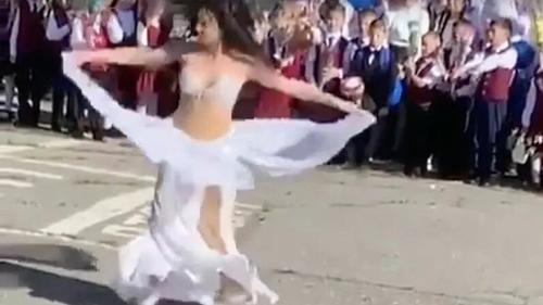 В Хабаровске на линейке 1 сентября педагог исполнила танец живота 