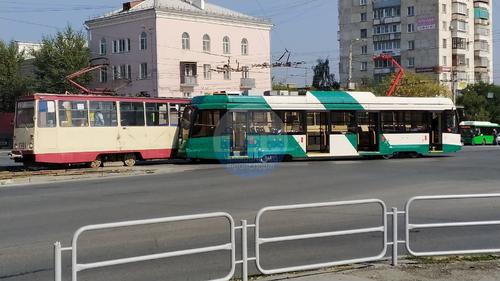 Новый трамвай в Челябинске сошел с рельсов и устроил ДТП