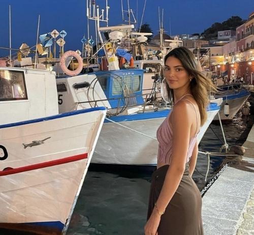 Отпуск в Италии: Кендалл Дженнер поделилась новыми снимками со своим парнем 