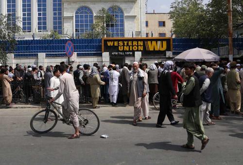 Талибы закрашивают уличные фрески в Кабуле и заменяют их на религиозные лозунги