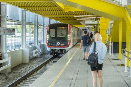 В Москве на станциях метро стали размещать указатели на узбекском и таджикском языках 